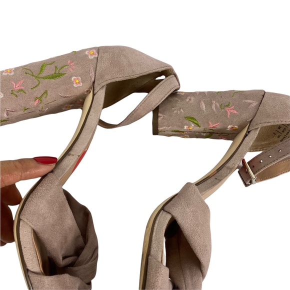 Call It Spring Brelawien floral style  embroidered like Block heels Pink size 6 - Picture 4 of 10